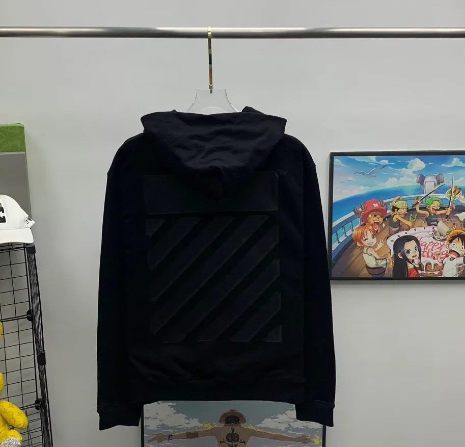 The top tested version OFF WHITE CO VIRGIL 22SS overlapping zebra crossing arrow hooded sweatshirt. The fabric and threads are all custom-woven and dyed. The fabric colors are all dyed through color card comparison. There is no color difference. It is made of 420g double yarn terry fabric. The printing is done using a Japanese-owned MIMAKIi printing machine. There are no edges or burrs. Inkjet printing, heat transfer, hot pressing and cold tearing. The transparent fabric pattern is scratch-proof and ironing. The printing is not easy. The tape printing overlaps and the color depth is different. The washed label is also customized according to the original font from the company. The accessories still use OFFWHITE 21S/S full line of correct accessories. Rectangular plastic raised three-dimensional collar label. Late Color: Black Size: XS-L P:390
